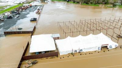 Las fuertes lluvias dejan inundaciones en el sur de California.