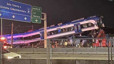 Así quedaron ambos trenes tras el impacto frontal en una de las principales vías ferroviarias de Santiago de Chile.