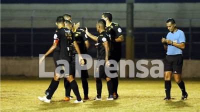 Iván 'Chino' López es felicitado por sus compañeros tras marcar el gol ante Social Sol.