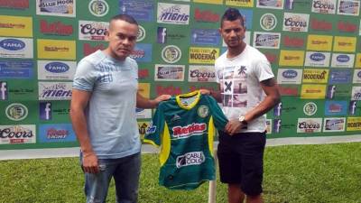 Bryan García fue presentado por el gerente del Juticalpa FC, Erlin Lagos.