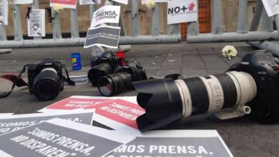 Cámaras fotográficas puestas en el suelo como señal de protesta por la violencia contra los periodistas.