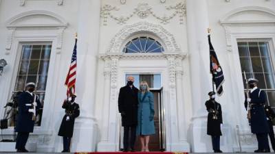 Biden y su esposa Jill ingresaron caminando a la Casa Blanca./AFP.