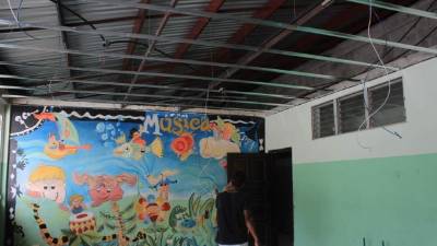 Las cuadrillas reemplan el techo y la instalación de láminas en el tercer nivel del centro.