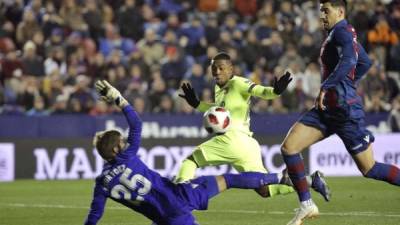 Mira las imágenes más curiosas de la derrota del Barcelona de 2-1 ante Levante por la ida de octavos de Copa del Rey. En el club catalán hubo debut de nuevo refuerzo.