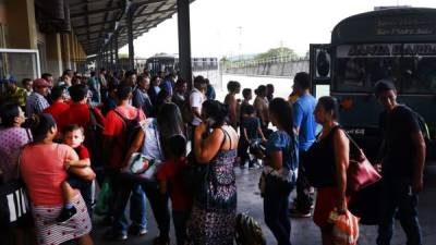 En la Central Metropolitana de Buses se ha visto un incremento de viajeros desde el lunes ya que muchos empleados públicos tienen toda la semana libre.