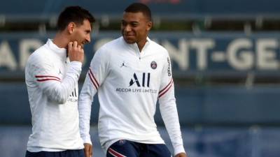 Lionel Messi y Kylian Mbappé durante el último entrenamiento del PSG previo al partido contra el Reims. Foto AFP