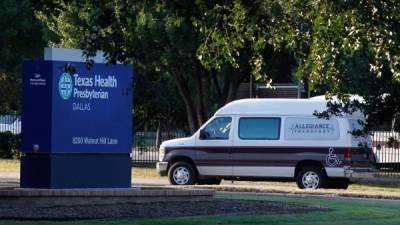 Una ambulancia ante el hospital de Dallas donde un hombre está ingresado con ébola.
