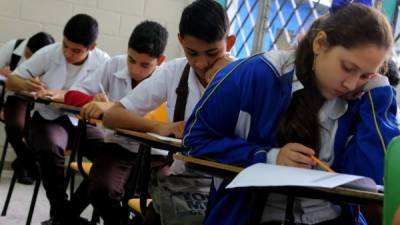 Estudiantes de séeptimo grado del Centro Técnico Hondureño Alemán realizando las pruebas censales de matemáticas y español ayer.