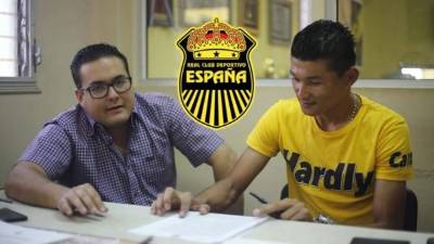 Edder Delgado al momento de firmar su renovación de contrato con el Real España. Foto Facebook Real España