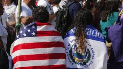 Salvadorean migrants in Ciudad Tecun Uman, Guatemala, head to the international border bridge to cross to Ciudad Hidalgo in Mexico, on October 30, 2018. - The Pentagon is deploying 5,200 active-duty troops to beef up security along the US-Mexico border, officials announced Monday, in a bid to prevent a caravan of Central American migrants from illegally crossing the frontier. (Photo by Johan ORDONEZ / AFP)