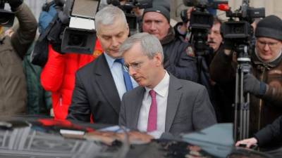 El embajador británico en Moscú, Laurie Bristow (i), abandona el Ministerio de Exteriores ruso en Moscú, al que acudió ayer martes, para tratar el caso del envenenamiento del exespía Serguéi Skripal en Salisbury (Reino Unido). EFE