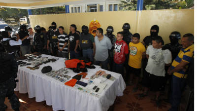 Varios detenidos y el decomiso de armas de fuego y drogas fue el resultado de un operativo policial en la capital.