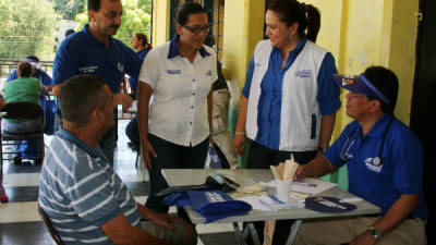 Ana García de Hernández, junto a los médicos y algunos de los habitantes atendidos por la brigada.