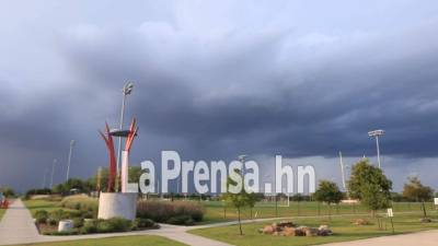 Una tormenta eléctrica impidió a la Selección de Honduras entrenar en Houston en cancha abierta. Foto Ronald Aceituno.