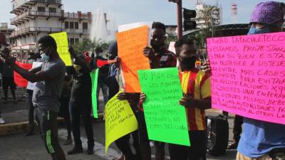 Cientos de migrantes protestaron en Tapachula para exigir a las autoridades mexicanas permitirles el paso hacia el Norte.