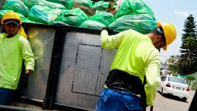 <b><span class=mln_uppercase_mln>servicios.</span></b> Siete años le quedan al contrato de recolección de la basura en la ciudad.