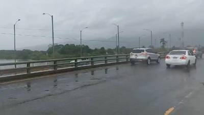 Puente La Democracia sobre el río Ulúa en El Progreso, Yoro.