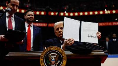 Donald Trump firmó el mismo día de su juramentación una ola de acuerdos ejecutivos, la mayoría enfocados en materializar su dura política migratoria.