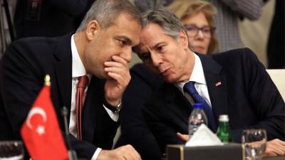 El secretario de Estado estadounidense, Antony Blinken y su homólogo turco, Hakan Fidan, durante la reunión celebrada en la ciudad jordana de Aqaba para tratar del futuro de Siria.