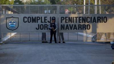 Fotografía de archivo que muestra a un guardia mientras resguarda la entrada del penitenciario Jorge Navarro 'La Modelo', en Managua (Nicaragua). EFE/ Jorge Torres