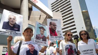 En esta ilustración gráfica se muestra a familiares de presos políticos en Venezuela.