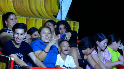 Foto de los juegos mecánicos en la Expo Juniana.