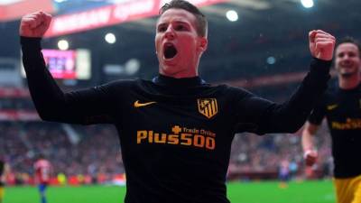 El francés Kevin Gameiro marcó tres goles en cinco minutos para darle la victoria al Atlético de Madrid contra el Sporting de Gijón. Foto AFP