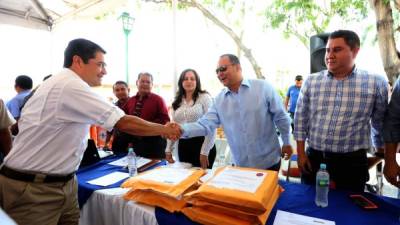 El presidente Hernández saluda al personal que abrió los sobres de licitación.
