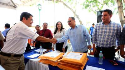 El presidente Hernández saluda al personal que abrió los sobres de licitación.
