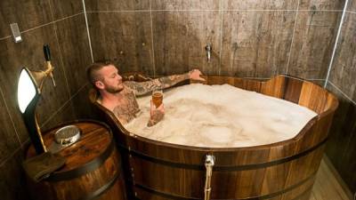 El futbolista islandés Aron Gunnarsson está dando de qué hablar debido a que se conserva bañándose en el spa de cerveza del que es dueño.