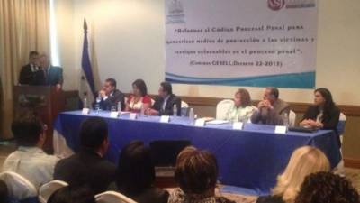 La cámara de Gesell es una habitación acondicionada para permitir la observación con personas. Está conformada por dos ambientes separados por un vidrio de visión unilateral, los cuales cuentan con equipos de audio y de video para la grabación de los diferentes experimentos.