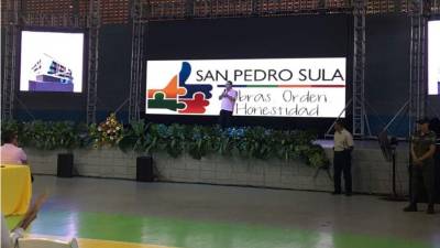 El alcalde sampedrano Armando Calidonio durante el cabildo.