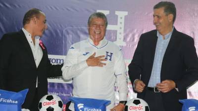 “Bolillo” Gómez se puso por primera vez la camiseta de la Selección de Honduras.