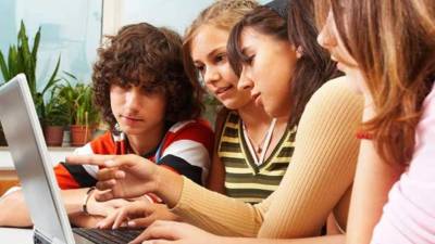 Más de la mitad de los jóvenes hacen amigos por internet.