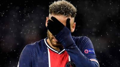 Neymar se lamenta por la eliminación del PSG en las semifinales de la Champions League. Foto EFE