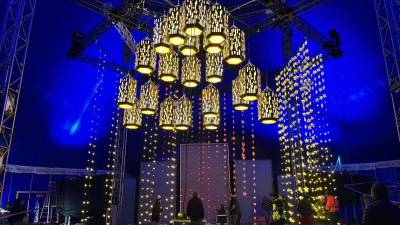 Fotografía cedida por Mariano Domínguez de unos trabajadores preparando el escenario para ‘El Milagro de La Guadalupana, The Experience’, en Los Ángeles