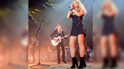 Shakira regresó al trabajo por sorpresa y por un motivo muy especial: cantar en Barcelona con Maná. “¡Vine a sorprender a unos amigos esta noche!”, publicó en las redes sociales.