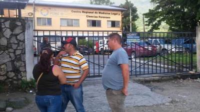 Familiares de las víctimas esperan que les entreguen los cuerpos en Medicina Forense de San Pedro Sula.