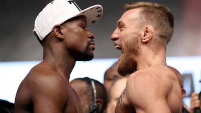 Floyd Mayweather y Conor McGregor frente a frente en ceremonia del pesaje. Foto AFP