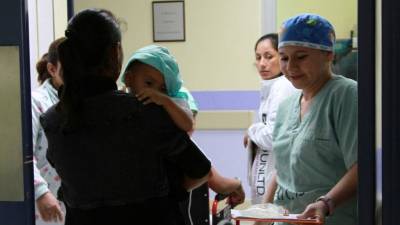 Los padres llegan a fundación Ruth Paz en busca de atención médica por quemaduras.