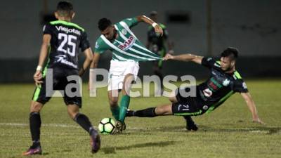 Jeffry Flores del Platense se barre ante Víctor Moncada del Juticalpa. Foto Efraín Salgado