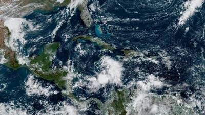 Los vientos con fuerza de tormenta tropical se extienden hasta 105 millas.