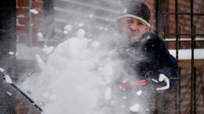 Un hombre retira nieve del porche de su casa en el distrito de Brooklyn en Nueva York (Estados Unidos) hoy, viernes 3 de enero de 2014.