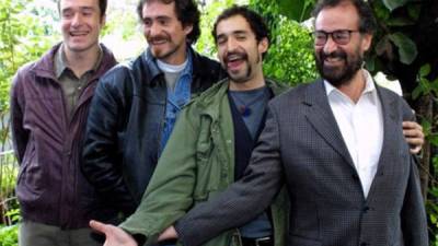 Alejandro Bichir junto a sus talentosos hijos Bruno, Demián y Odiseo Bichir.