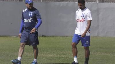 Bryan tuvo que dedicarse a realizar una caminata al contorno del terreno de juego en compañía del médico José Sierra.