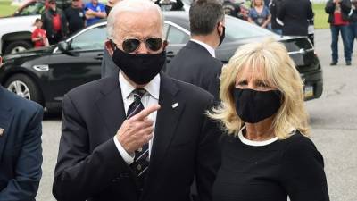A diferencia de Donald Trumo, Joe Biden y su esposa Jill, usaron mascarillas protectoras para la ocasión.