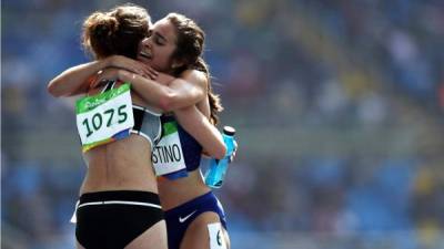 El Estadio Olímpico ha sido escenario de uno de los gestos deportivos más conmovedores de los Juegos de Río de Janeiro, cuando estas dos corredoras demostraron que el compañerismo es más importante que la competencia.