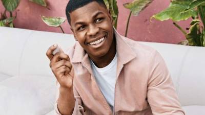 Confiesa que Robert Downey Jr. es su mentor en el cine.“Él me ayudó a prepararme al cambio de vida que tendría. Ha sido una gran fuente de inspiración. Él entiende el poder de las decisiones”.