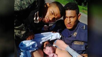 Cuando iban en camino a Taulabé la mujer dio a luz en la patrulla con la asistencia de los policías.