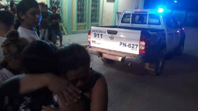 Ambos cadáveres quedaron frente a una institución bancaria.